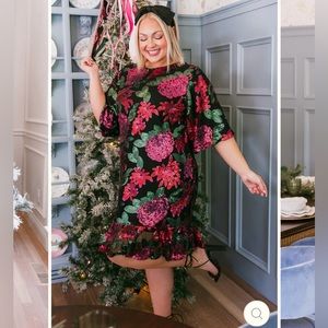 Ivy City Co EVELYN DRESS IN FLORAL SEQUIN - size XL